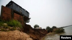 ផ្ទះ​នៅ​​ជិត​​មាត់​ទន្លេ​មេគង្គ ត្រូវ​បាន​ថត​ក្រោយពី​មាន​ការបាក់ដី​នៅ​តាម​មាត់​ទន្លេ​នេះ ក្នុង​ខេត្តកណ្តាល​នៃ​ប្រទេស​កម្ពុជា។