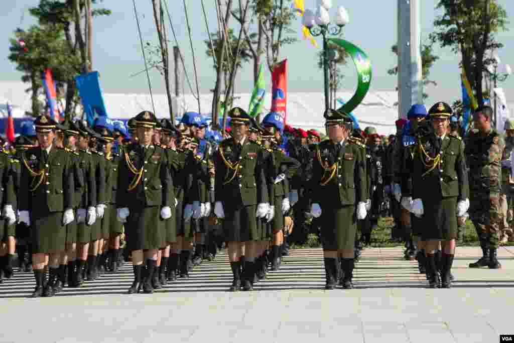 មន្រ្តី​រាជការ​កម្ពុជា​និង​ក្រុម​យោធាឈរ​អបអរ​អំឡុង​ទិវា​នយោបាយ​ឈ្នះៗ​និង​សម្ពោធ​វិមាន​ឈ្នះ ឈ្នះ​កាលពី​ព្រឹកថ្ងៃទី​២៩ ខែធ្នូ ឆ្នាំ២០១៨ក្នុង​រាជធានី​ភ្នំពេញ ប្រទេស​កម្ពុជា។(ទុំ ម្លិះ/VOA)