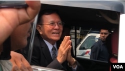 FILE: Kem Sokha leaves Phnom Penh court after his second-day trial over the charge of “Conspiring With Foreign State” ended, in Phnom Penh, Cambodia, January 16th, 2020. (Khan Sokummono/VOA Khmer)
