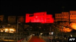 ئاڵای تورکیا لەسەر بەشێکی قەڵای هەولێر دەردەکەوێت لە ئێوارەی ڕۆژی 21-4-2024، ڕۆژێک بەر لە سەردانەکەی سەرۆکی تورکیا ڕەجەب تەیب ئەردۆغان بۆ هەرێمی کوردستان.