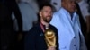 Foto de archivo: El argentino Lionel Messi sostiene el Trofeo de la Copa Mundial de la FIFA a su llegada al Aeropuerto Internacional de Ezeiza, provincia de Buenos Aires, Argentina, el 20 de diciembre de 2022. (Foto de Luis ROBAYO / AFP) 