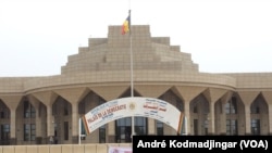Le Palais de la Démocratie abritant le siège de l'Assemblée Nationale N'Djamena, Tchad, 13 septembre 2017 (VOA/André Kodmadjingar)