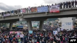 Guatemaltecos salen a las calles luego de que el Fiscal Especial contra la Impunidad de Guatemala Juan Francisco Sandoval fuera destituido, Guatemala, el 29 de julio de 2021.