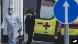 Un trabajador médico vistiendo con equipo de protección camina en un hospital de COVID-19 en Kommunarka, en las afueras de Moscú, Rusia, el lunes 22 de noviembre de 2021.