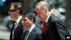 Turkiya Bosh vaziri Rajab Toyip Erdog'an Vazirlar mahkamasi majlisiga yo'l olmoqda, 25-iyun, 2012-yil.