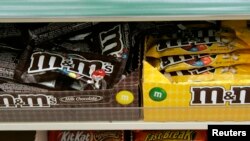 រូបឯកសារ៖ ស្ករគ្រាប់ M&Ms ដែល​គេ​ដាក់​លក់​ក្នុង​ហាង​លក់ទំនិញ​មួយកន្លែងនៅ​ទីក្រុង Chicago រដ្ឋ Illinois កាលពីខែមេសា ឆ្នាំ២០០៨។​