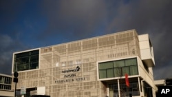 Gedung kantor AstraZeneca di Brussel, 29 Januari 2021. (Foto: AP)