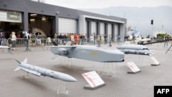 FILE - Beberapa rudal termasuk rudal jelajah serang presisi peluncuran jarak jauh Taurus (ke-2 dari kiri) dipamerkan di ajang "Airpower 24" di Zeltweg, Austria, 6 September 2024.