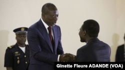  Patrice Talon recevant le rapport des mains du président de la commission, le ministre de la justice Joseph DJOGBENOU