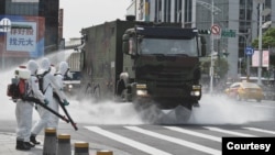 台灣陸軍33化學兵群執行台北街頭消毒作業（台灣軍聞社提供） 