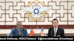 2025年6月17日，台湾国防部长顾立雄(右)与来访的美国“国会台湾连线”(Congressional Taiwan Caucus)的共同主席、加州民主党众议员阿米·贝拉(Ami Bera)在台北举行的一个记者会上 (照片来源: 台湾国防部）