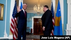 Državni sekretar SAD Majk Pompeo i predsednik Kosova Hašim Tači u Stejt departmentu (Foto: AP/Jose Luis Magana)