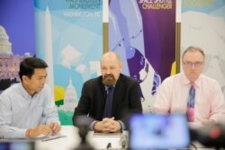 រូប​ឯកសារ៖ លោក Arend Zwartjes អ្នក​នាំ​ពាក្យ​នៃ​ស្ថានទូត​សហរដ្ឋ​អាមេរិក​ (រូប​កណ្តាល) ​ថ្លែង​ទៅកាន់​អ្នកសារព័ត៌មាន​ អំឡុង​ការ​សម្ពោធ​មជ្ឈមណ្ឌល​អាមេរិកាំង​ (American Center) ដែល​ស្ថិត​នៅ​ក្នុង​ស្ថានទូត​សហរដ្ឋ​អាមេរិក​ក្នុងរាជធានី​ភ្នំពេញ​ ​ប្រទេស​កម្ពុជា កាល​ពី​ថ្ងៃ​ទី​២៧ ខែ​កុម្ភៈ​ឆ្នាំ​២០១៨។ (ទុំ ម្លិះ/VOA)