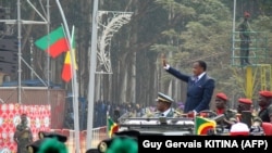 Le président du Congo Denis Sassou Nguesso passe en revue les troupes le 15 août 2010 à Brazzaville.