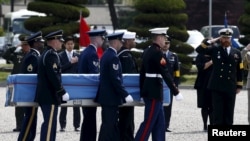 聯合國軍司令部的儀仗隊在南韓首爾舉行的儀式中抬著裝有聯合國軍人遺骨的箱子，那些軍人在1950年至1953年的韓戰中喪生 （2016年4月28日）。