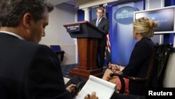 Oq uy matbuot kotibi Jey Karni jurnalistlar savollariga javob bermoqda