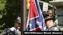 资料照片:南卡罗莱纳州政府2015年7月10日永久性摘下邦联旗帜。(2015年7月10日)