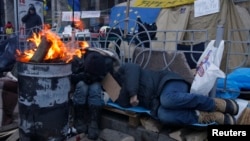Namoyishchilar Kiyevda palatkalarda tunamoqda, Ukraina, 5-dekabr, 2013-yil