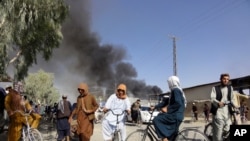El humo se eleva después de los enfrentamientos entre los talibanes y el personal de seguridad afgano, en Kandahar, al suroeste de Kabul, Afganistán, el jueves 12 de agosto de 2021 (AP Photo / Sidiqullah Khan).