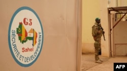 Un soldat de l'armée malienne monte la garde devant le poste de commandement du G5 Sahel à Sévaré, Mali, le 30 mai 2018.