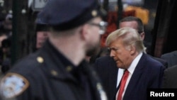 Bivši predsednik Donald Tramp ulazi u Trampovu kulu dan pred saslušanje, 3. april 2023.