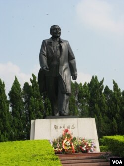 中国特区深圳的邓小平像（美国之音张楠拍摄）