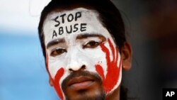 ქალებზე ძალადობის წინააღმდეგ მოწყობილი აქციის მონაწილე ინდოეთში 