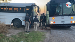 Inmigrantes hablan con la VOA luego de detención en la frontera, el lunes 5 de abril de 2021. [Foto: Celia Mendoza]