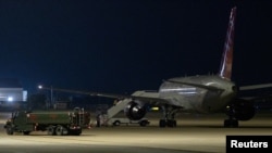 အကျဥ်းသားလဲလှယ်ရေးသဘောတူညီချက်အရ အမေရိကန်အကျဥ်းသားတွေကို ပြန်ပို့ပေးတဲ့ ဂျက်လေယာဥ် ဆီဖြည့်ဖို့စောင့်ဆိုင်းနေစဥ်။ (နိုဝင်ဘာ ၂၇၊ ၂၀၂၄) 