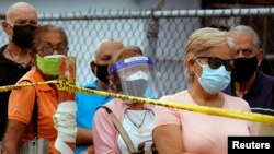 Las personas hacen fila para recibir la vacuna Sputnik V contra el COVID-19 en la ciudad de Maracay, Venezuela el 21 de junio de 2021.