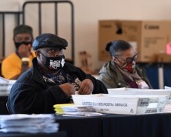 Empleados de elecciones cuentan votos de la elección presidencial en Atlanta, Georgia, el 4 de noviembre de 2020.