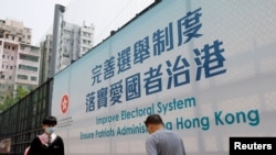 政治氣氛改變下香港街上近日出現越來越多有關政治的廣告標語 （路透社照片） 