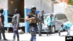 Polisi wa Haiti wakitafuta ushahidi nje ya nyumba ya rais.(Picha na VALERIE BAERISWYL / AFP).