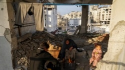 2025年3月9日，在加沙城以西，流離失所的巴勒斯坦人在聯合國近東巴勒斯坦難民救濟和工程處經營的一所學校在喝茶。