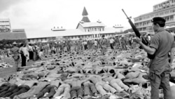 រូបឯកសារ៖ ប៉ូលិស​ឈរ​យាម​ល្បាត​និស្សិត​ថៃ​ដែល​ប្រកាន់​ទស្សនៈ​ឆ្វេង​និយម​នៅ​ទីលាន​លេងបាល់​មួយ​ក្នុង​សាកលវិទ្យាល័យ Thammasat ទីក្រុង​បាងកក ប្រទេស​ថៃ កាល​ពី​ថ្ងៃទី ៦ ខែតុលា ឆ្នាំ១៩៧៦។