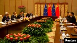 ប្រធានាធិបតី​ចិន​ Xi Jinping ជួប​ជាមួយ​ប្រធានាធិបតី​កម្មការ​​សហភាព​អឺរ៉ុប​​ Jean-Claude Juncker និង​ប្រធានាធិបតី​ក្រុម​ប្រឹក្សា​អឺរ៉ុប​លោក Donald Tusk អំឡុង​កិច្ច​ប្រជុំ​ក្នុង​ទីក្រុង​ប៉េកាំង​កាលពី​ថ្ងៃទី​១៦​ កក្កដា ឆ្នាំ ២០១៨។