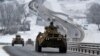 Konvoi kendaraan lapis baja Rusia bergerak di sepanjang jalan raya di Krimea, 18 Januari 2022. (Foto: AP)