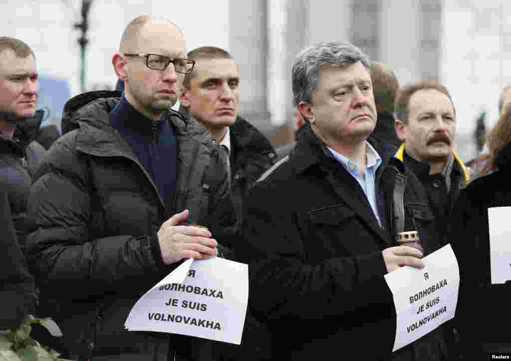 Ukraina Prezidenti Petro Poroshenko (o'ngda) va Bosh vazir Arseniy Yatsenyuk Kiyevda o'tgan tinchlik marshida qatnashmoqda, 18-yanvar, 2015-yil.