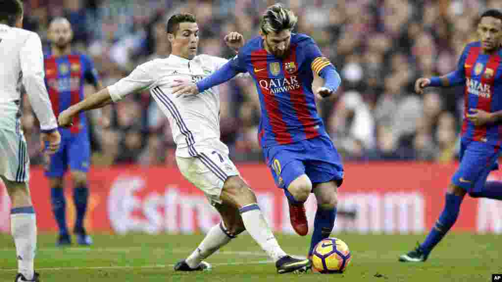 Lionel Messi, et Cristiano Ronaldo lors d'un match de football entre le FC Barcelone et le Real Madrid au Camp Nou àBarcelone, le 3 décembre 2016.