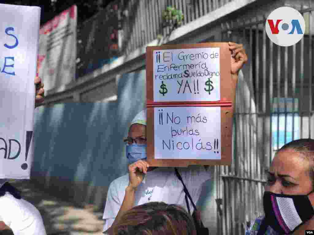Uno de los principales reclamos es un salario mensual en dólares. "Nos merecemos un salario digno. Nuestro salario es prácticamente cuatro dólares", indicó la enfermera Flor María Pérez a la VOA.