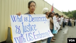 Former security guards of U.S. embassy stage a protest in front of the embassy in Phnom Penh, Cambodia, Tuesday, June 19, 2018. (Tum Malis/VOA Khmer)