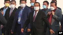 រូបឯកសារ៖ លោកនាយករដ្ឋមន្ត្រី ហ៊ុន សែន ក្នុងអំឡុងពិធីទទួលវ៉ាក់សាំងបង្ការជំងឺកូវីដ១៩ ស៊ីណូហ្វាមរបស់ចិន នៅអាកាសយានដ្ឋានអន្តរជាតិភ្នំពេញ កាលពីថ្ងៃទី៧ ខែកុម្ភៈ ឆ្នាំ២០២១។