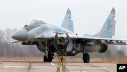 Український MIG-29 припарковано на повітряній базі в Василькові, Україна