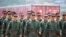 Miembros del equipo acrobático del Halcón Rojo de la Fuerza Aérea del Ejército Popular de Liberación de China (EPL) asisten a la Exposición Internacional de Aviación y Aeroespacial de China en la provincia de Guangdong, China, el 28 de septiembre de 2021.