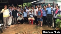 អតីត​មន្រ្តី​គណបក្ស​សង្រ្គោះជាតិ​ថត​រូប​ជុំគ្នា​កាល​ពី​ថ្ងៃ​ទី​១៩ ខែកកក្កដា ដើម្បី​បង្ហាញ​«ម្រាមដៃស្អាត»​មិន​ចូលរួម​ការ​បោះឆ្នោត​(រូបថតពីហ្វេសប៊ុក​លោក ជា ជីវ)