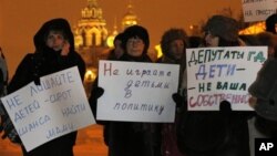 Moskvada hukumatga qarshi namoyishlar... Amerikaliklarga Rossiyadan bola asrab olishni man etuvchi qonunga nisbatan qarshilik kuchli. 