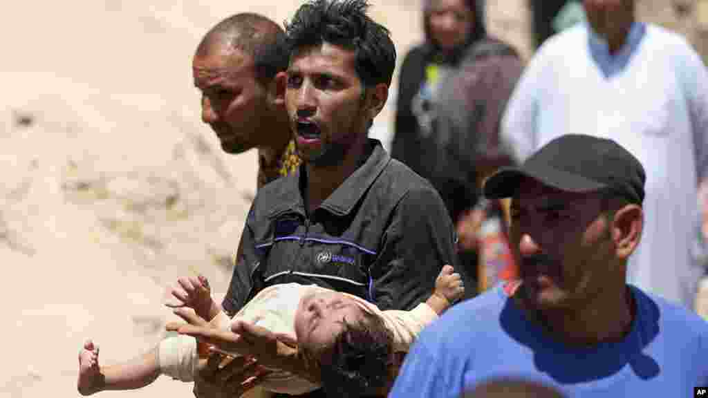 'Yan gudun hijira kusa da Ramadi a Iraqi, Mayu 16, 2015.