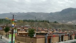 བོད་བརྒྱུད་ནང་བསྟན་གྱི་བསླབ་གཞི་ཁག་དངོས་སུ་རྒྱ་སྐད་ཐོག་སློབ་ཁྲིད་ལག་བསྟར་བྱེད་དགོས་པའི་བཙན་བཀའ་གཏོང་བཞིན་པ།