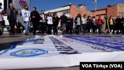 Halayla başlayan eylem yine halayla son buldu.