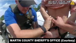 مأموران اجرای قانون در ۱۵ سپتامبر ۲۰۲۴، رایان روت، فرد مظنون به تلاش برای ترور دونالد ترامپ، را دستگیر کردند. (آرشیو)